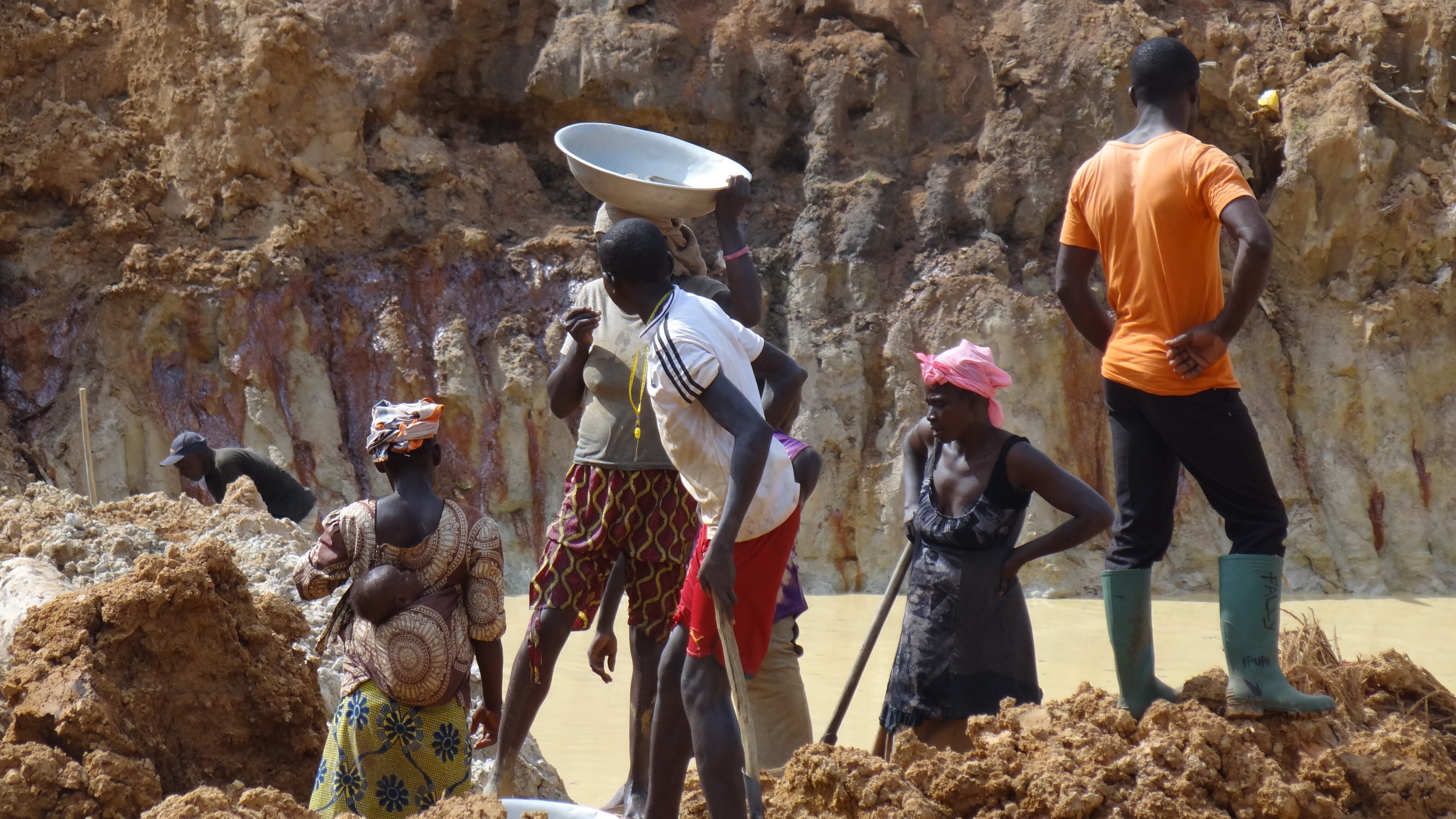 Una piscina tutta d’oro: le miniere del Camerun e i rifugiati centrafricani