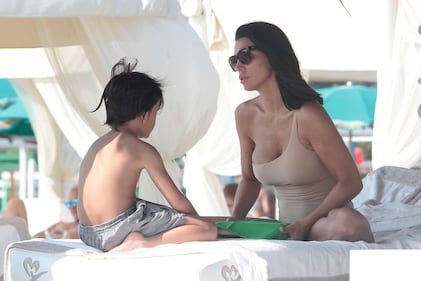 Claudia Galanti e i figli in spiaggia a Marina Di Pietrasanta 13