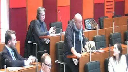 "È il vomito". Offese a Calderoli in consiglio comunale