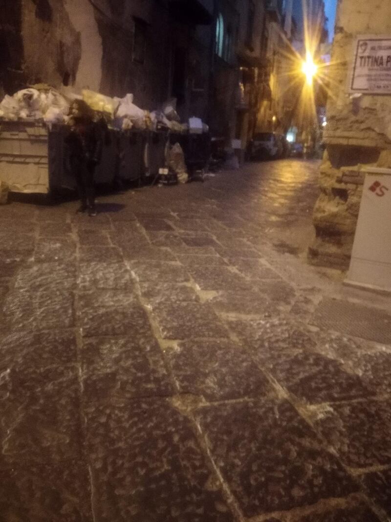 Nella foto di un residente, Diego Barretta, i cassonetti ancora pieni di rifiuti dopo la raccolta