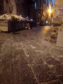 Nella foto di un residente, Diego Barretta, i cassonetti ancora pieni di rifiuti dopo la raccolta