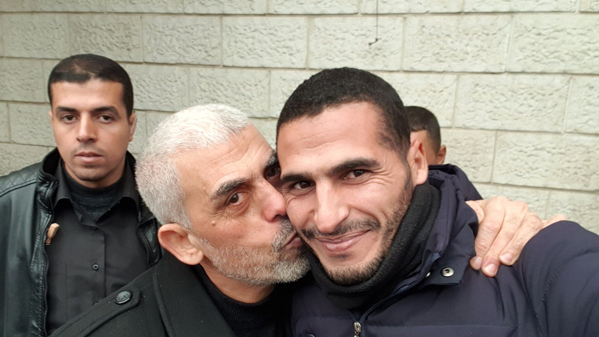 I sospetti sui fotografi di Gaza e il bacio del leader jihadista