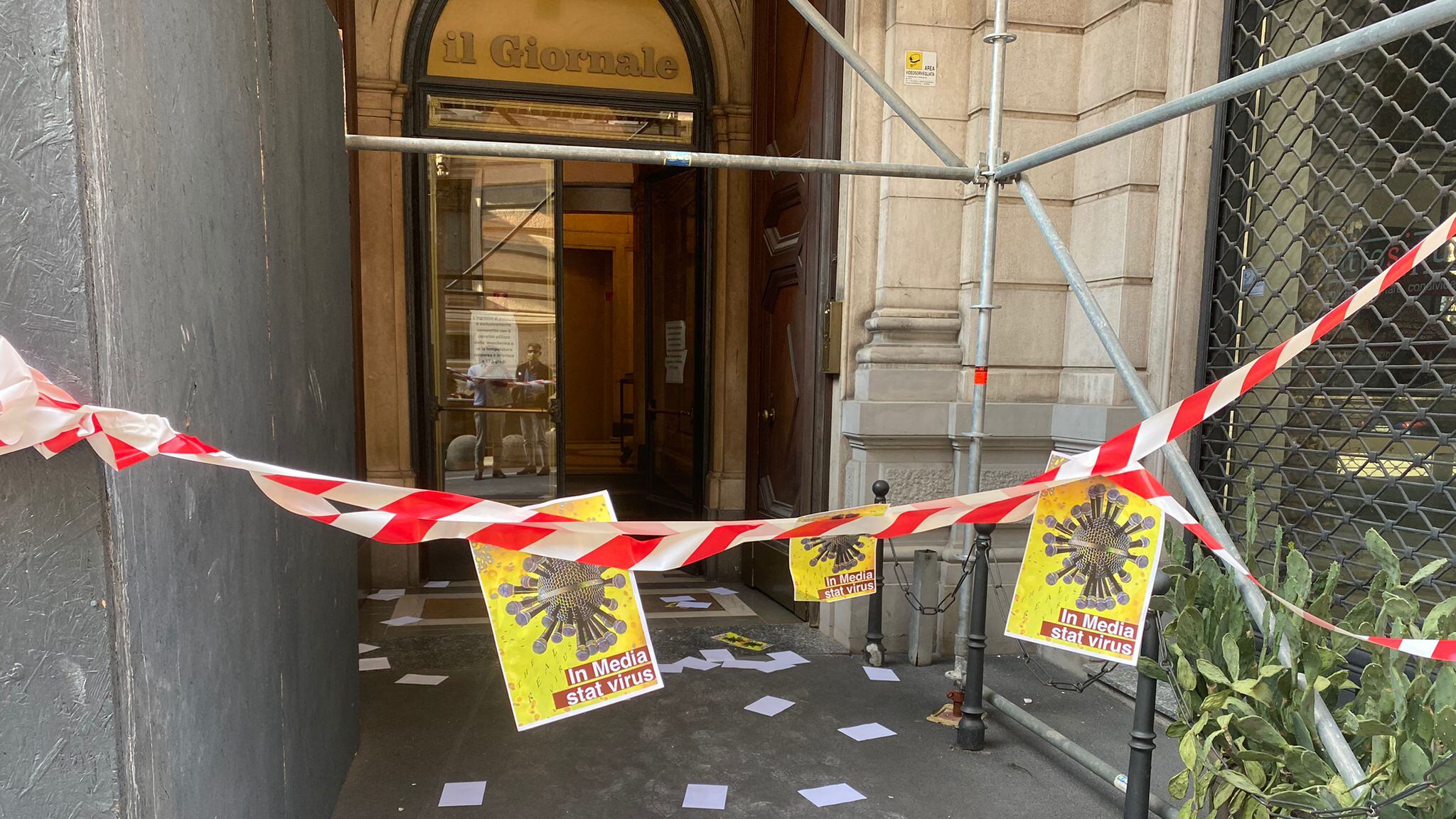 I no vax ci contestano: protesta sotto la sede de ilGiornale