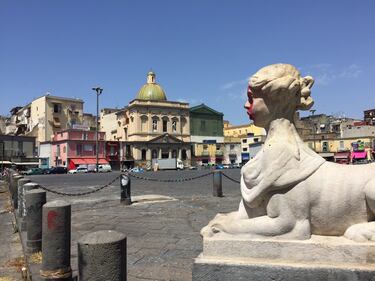 Napoli, il porto e il quartiere Mercato 9