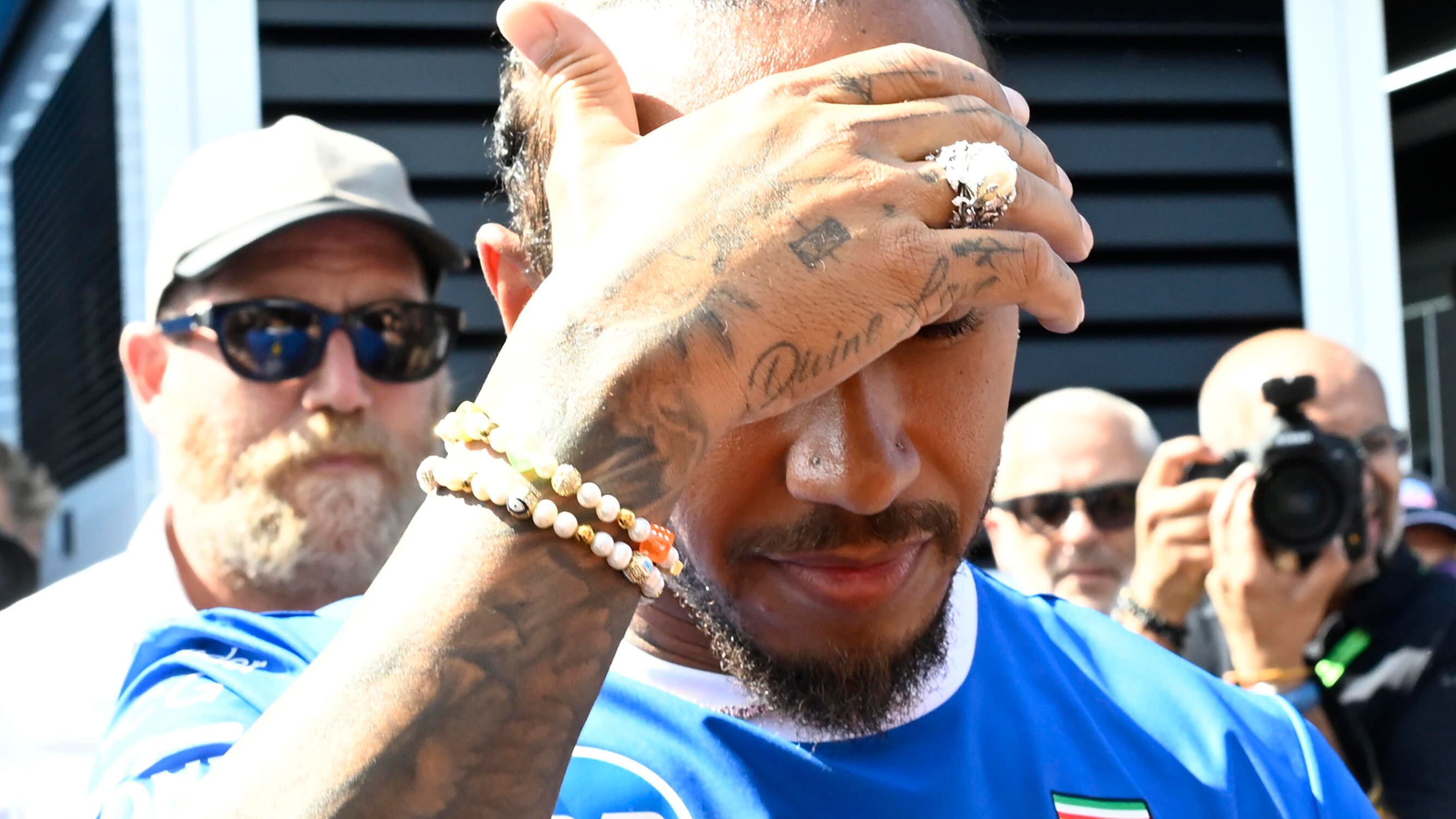 Hamilton fa gioco di squadra in casa. "Scia" anti-McLaren per Leclerc