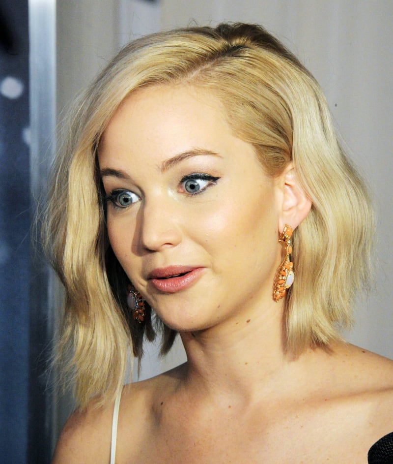 Jennifer Lawrence senza reggiseno alla première di Joy 10