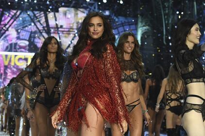 Irina Shayk hot per gli auguri di Natale 21
