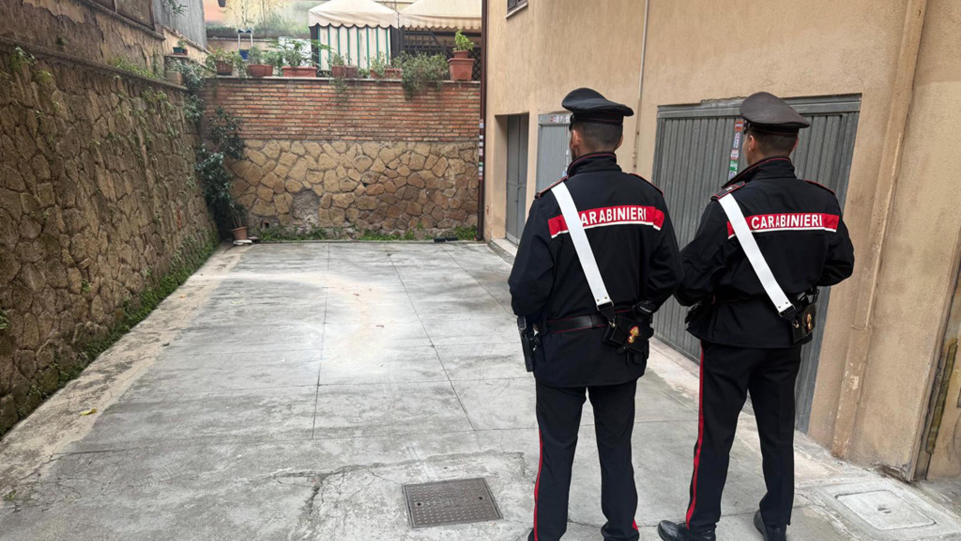 Roma, muore dopo un volo di 12 metri dal B&B. Arrestato il coinquilino