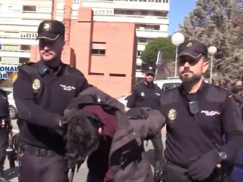 Uccide la madre, la spezzetta e poi se la mangia