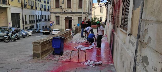 Cagliari, le immagini del molotov contro la caserma dell'esercito  4