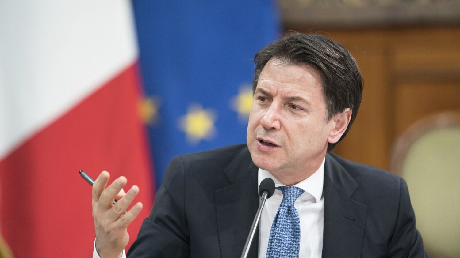 L'esecutivo di unità minaccia il premier