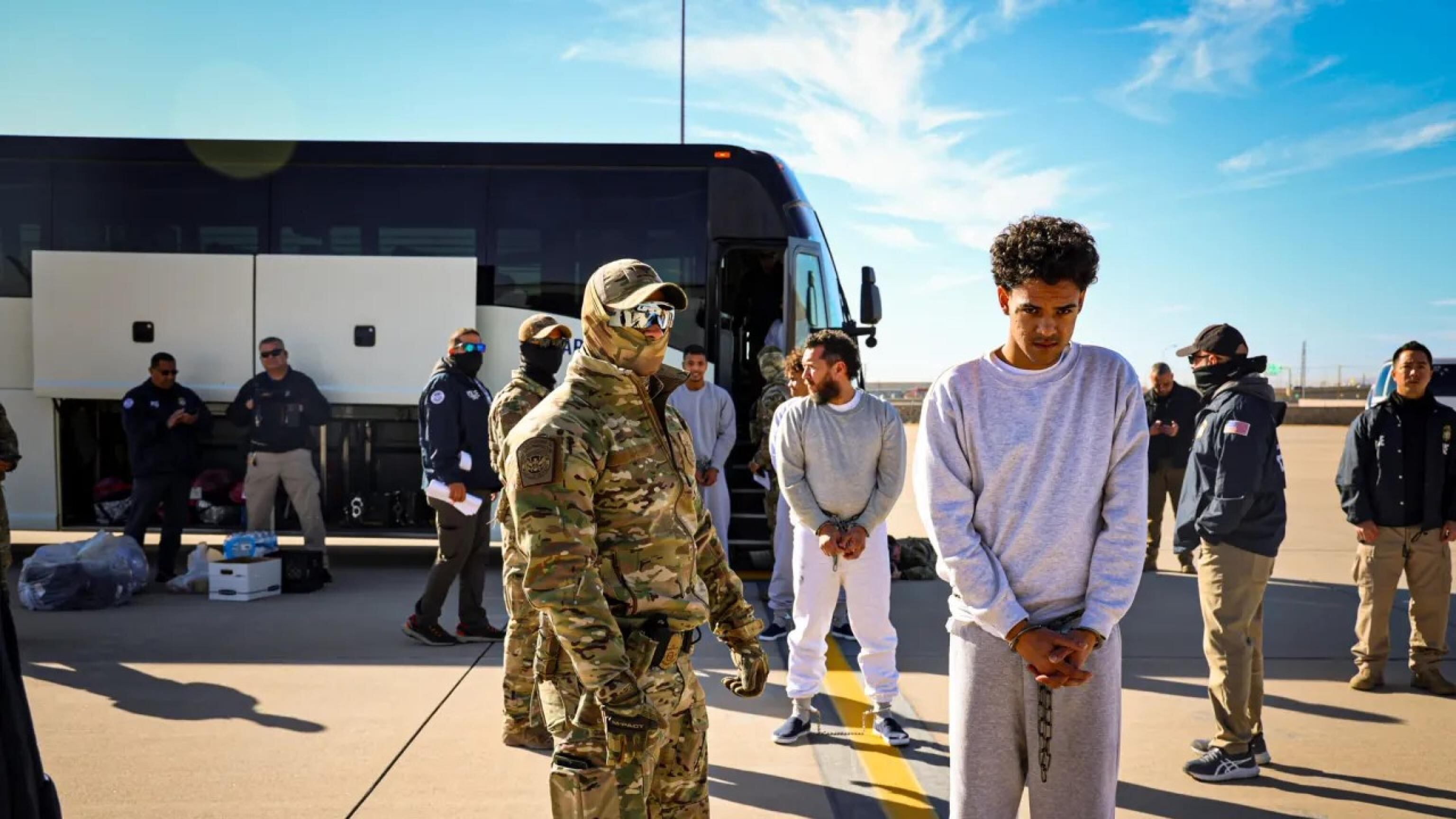 Usa, trasferiti i primi migranti a Guantanamo: prosegue il piano di Trump