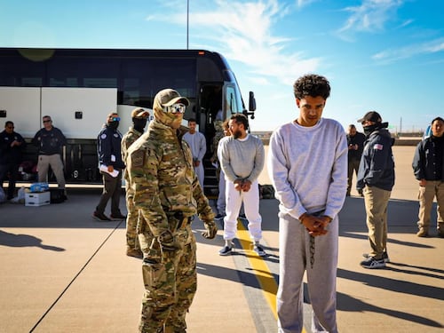 Usa, trasferiti i primi migranti a Guantanamo: prosegue il piano di Trump