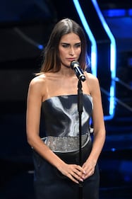 Sanremo 2024: ecco il look della prima serata del Festival di Clara  2