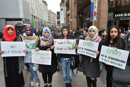Ragazze delle comunità islamiche manifestano a San Babila
