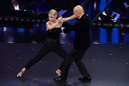 Sanremo, le gag del trio con gli ospiti 2