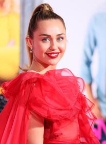 Miley Cyrus e altre star alla prima di "Non è romantico?" 9
