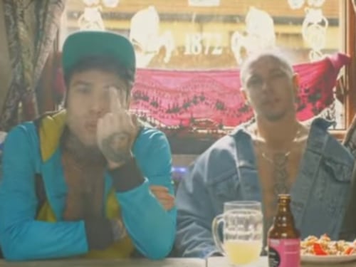 Dito medio a Salvini nel video: è polemica contro Fedez e J Ax