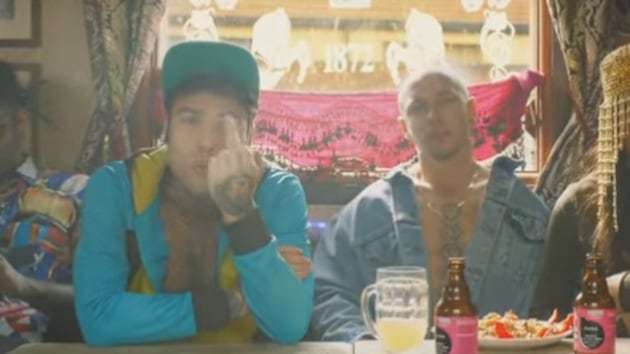 Dito medio a Salvini nel video: è polemica contro Fedez e J Ax