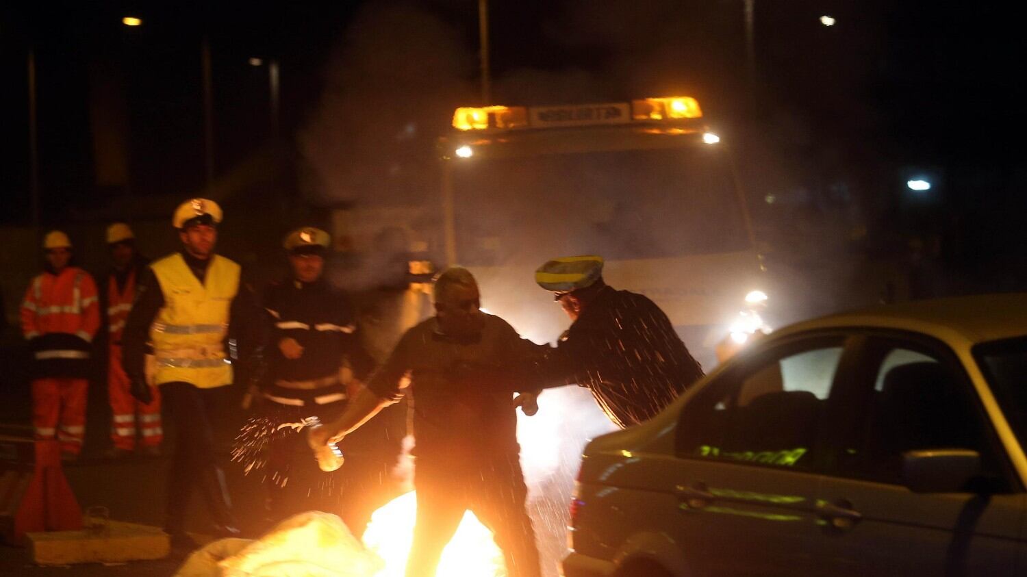 Paura a Monza: ristoratore si dà fuoco per protesta