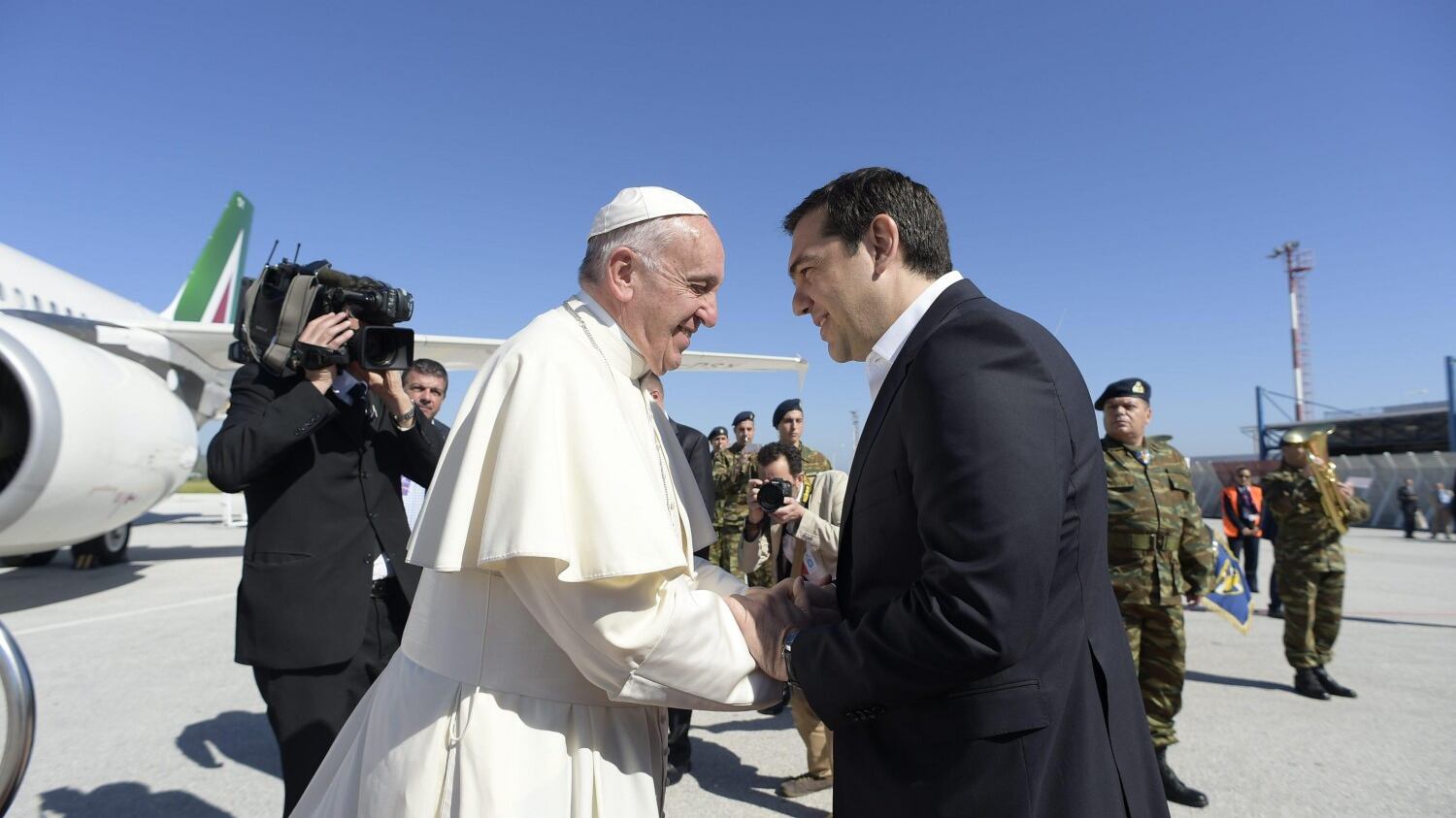 La scelta ipocrita di Tsipras: l'isola "ripulita" dai profughi