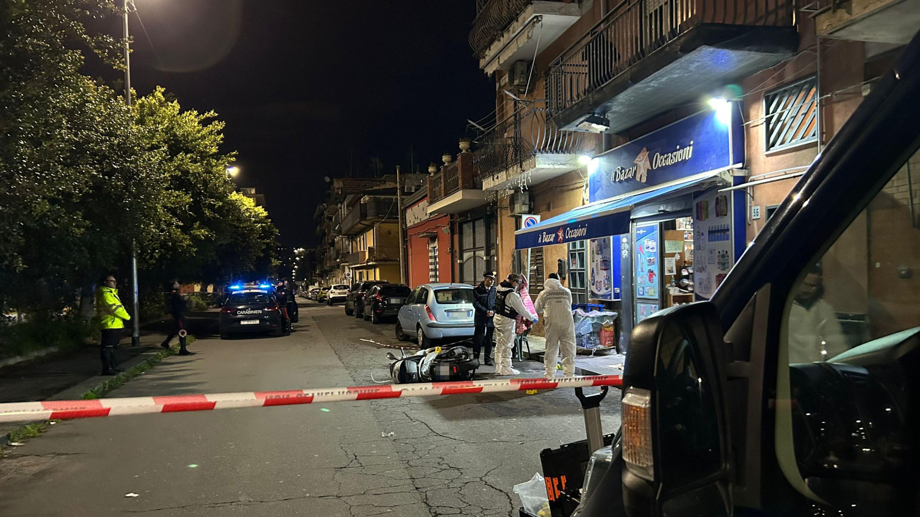 Accoltella la moglie in strada e fugge: catturato