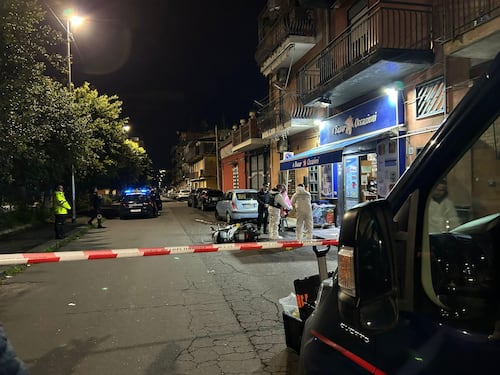 Accoltella la moglie in strada e fugge: catturato