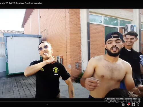 Il video anti-italiano del rapper clandestino: pronto a mozzare teste