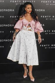 Rihanna, scollatura mozzafiato sul seno 18