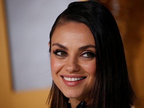 Mila Kunis apre nuda ai corrieri