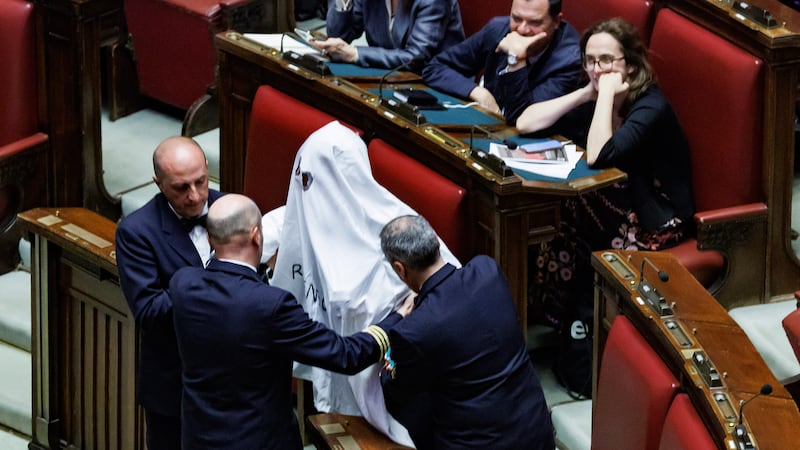 Sceneggiate e cartelli per i “reel”. È il Parlamento degli influencer