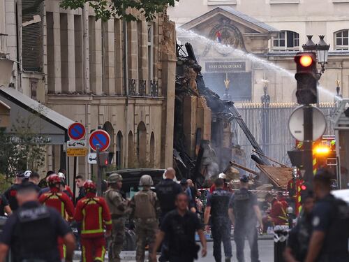 Incendio e crollo a un passo dalla Sorbona