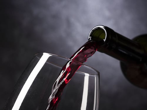 Dopo le larve arriva il vino annacquato: ecco l'ultima follia dell'Ue