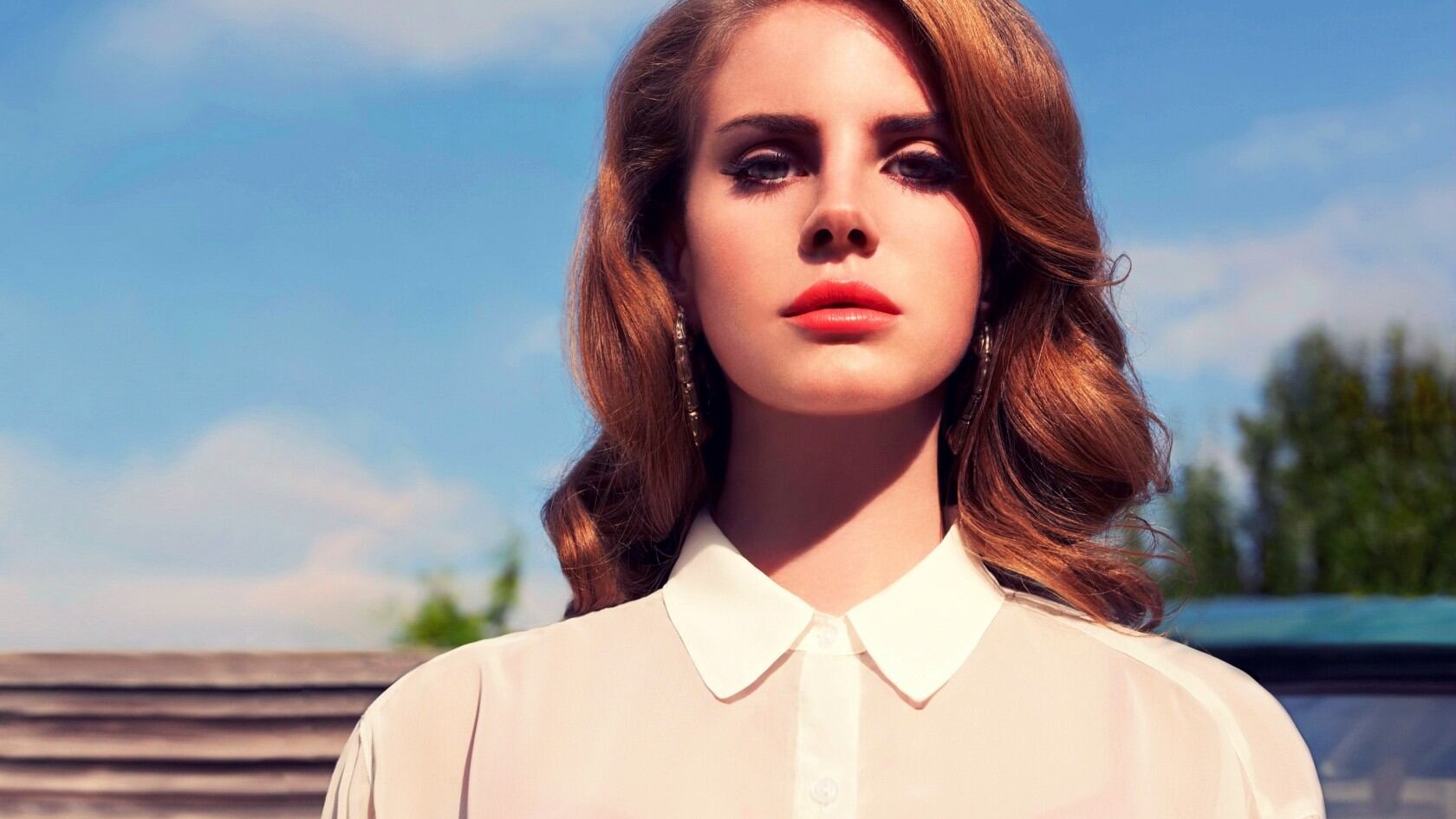 La stellina Lana Del Rey voleva fermare Trump con la magia
