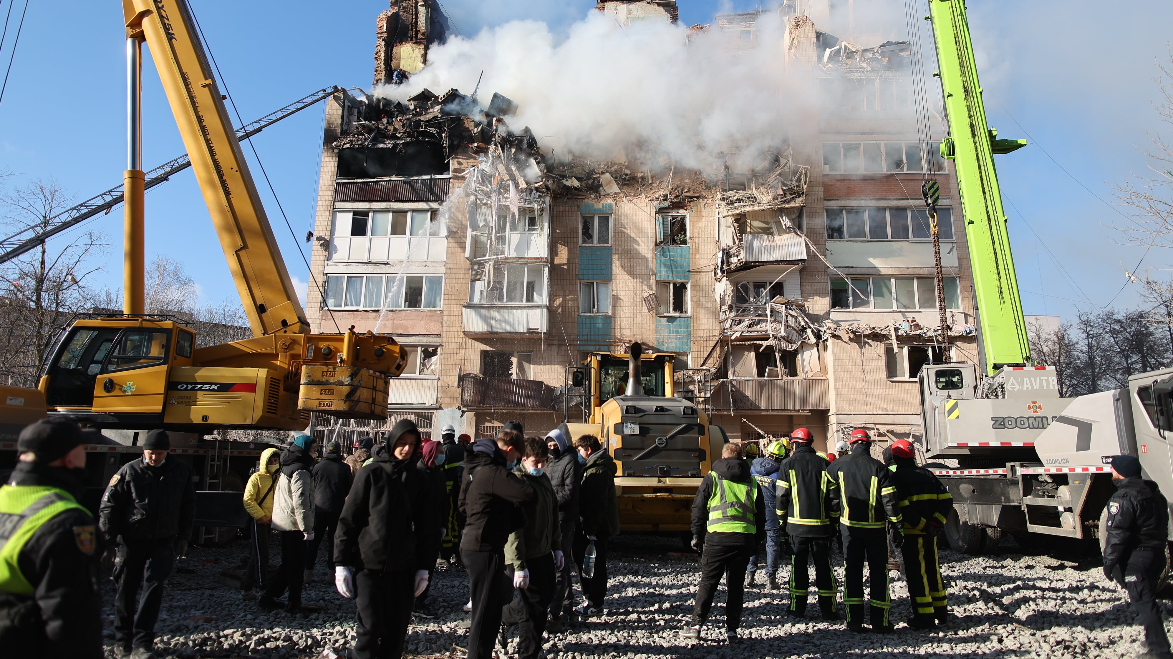 Bombe, droni e missili su Ternopil. Ancora strage di civili: 25 morti