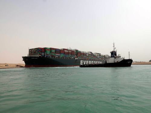 Il cargo a Suez costa 9,5 miliardi al giorno