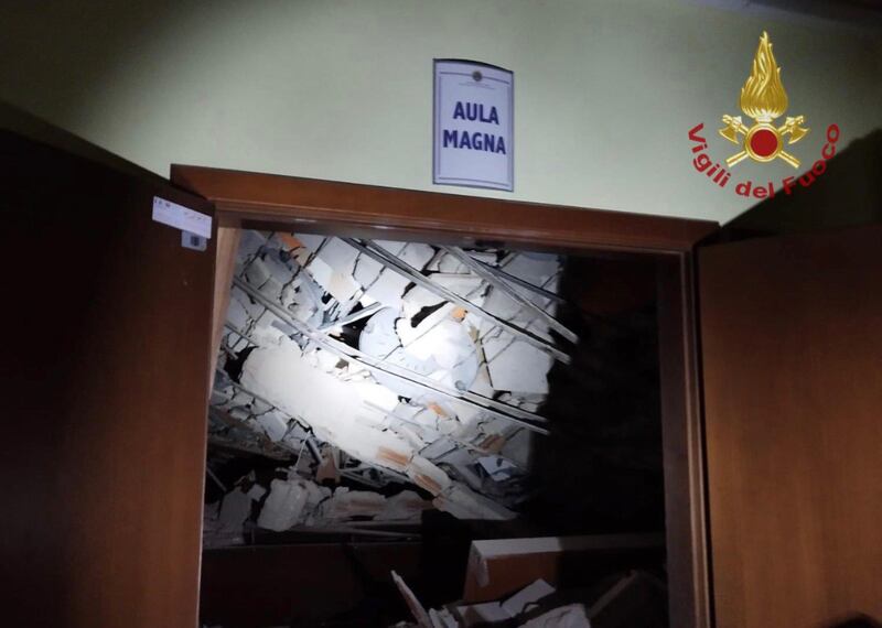 Paura a Cagliari, crollano aula magna e laboratorio di lingue 2