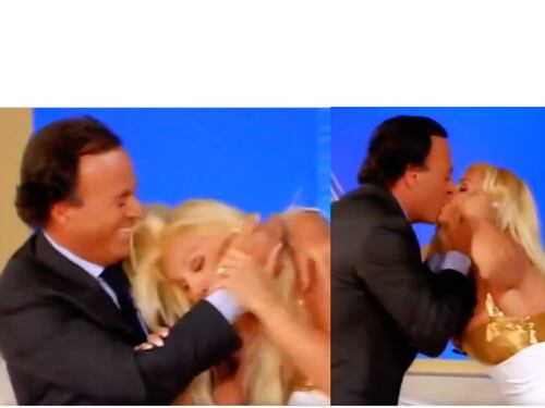 Spagna, virale il video che mostra il bacio forzato di Julio Iglesias a una conduttrice tv