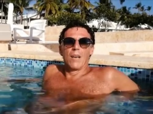 Gli strani auguri del sindaco Pd di Portici, che canta O' sole mio in piscina. E sui social lo attaccano