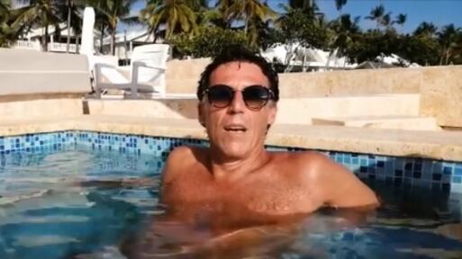 Gli strani auguri del sindaco Pd di Portici, che canta O' sole mio in piscina. E sui social lo attaccano