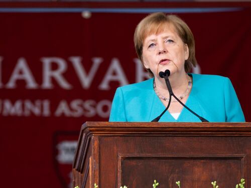 La Merkel conquista Harvard con il manifesto anti-Trump