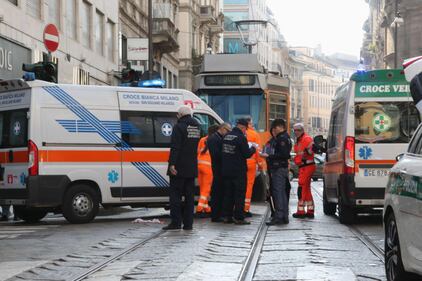 Urtata da tram in centro Milano, la 20enne è in prognosi riservata 3
