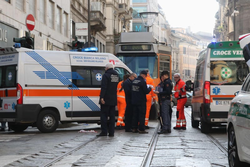 Urtata da tram in centro Milano, la 20enne è in prognosi riservata 3