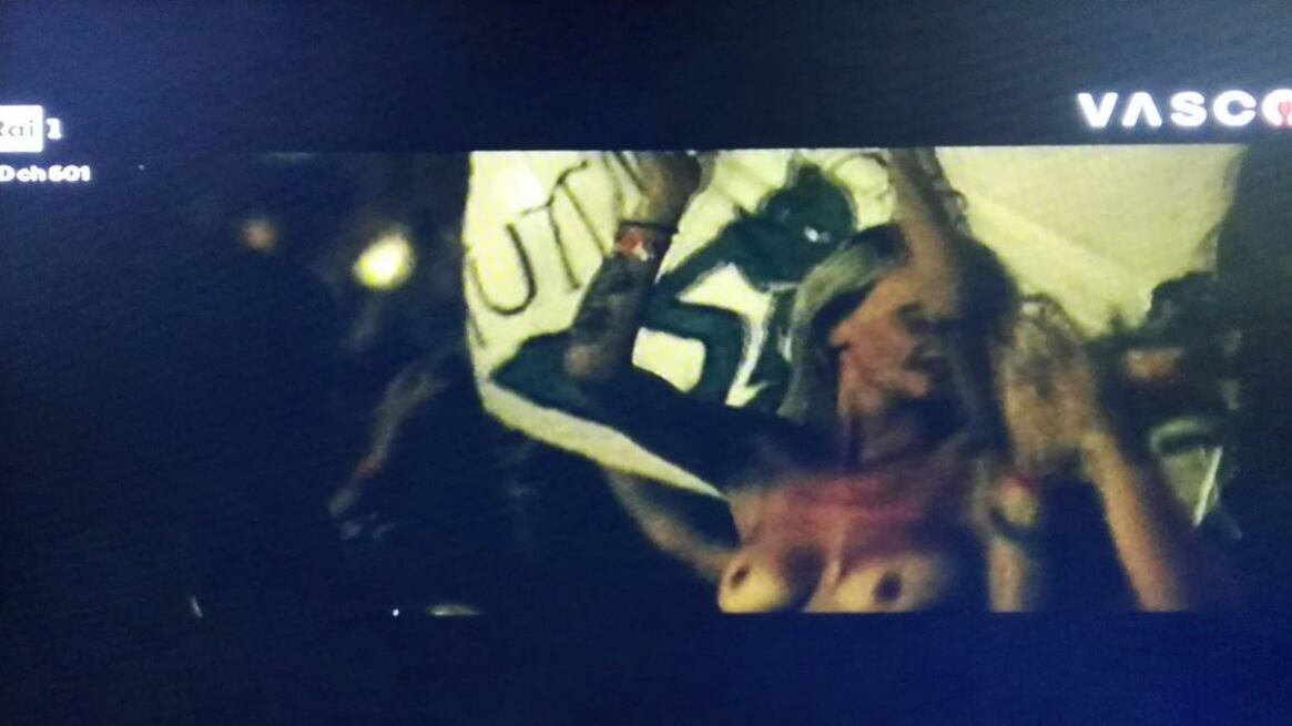 Concerto Vasco, via i reggiseni per "Rewind": fan i topless