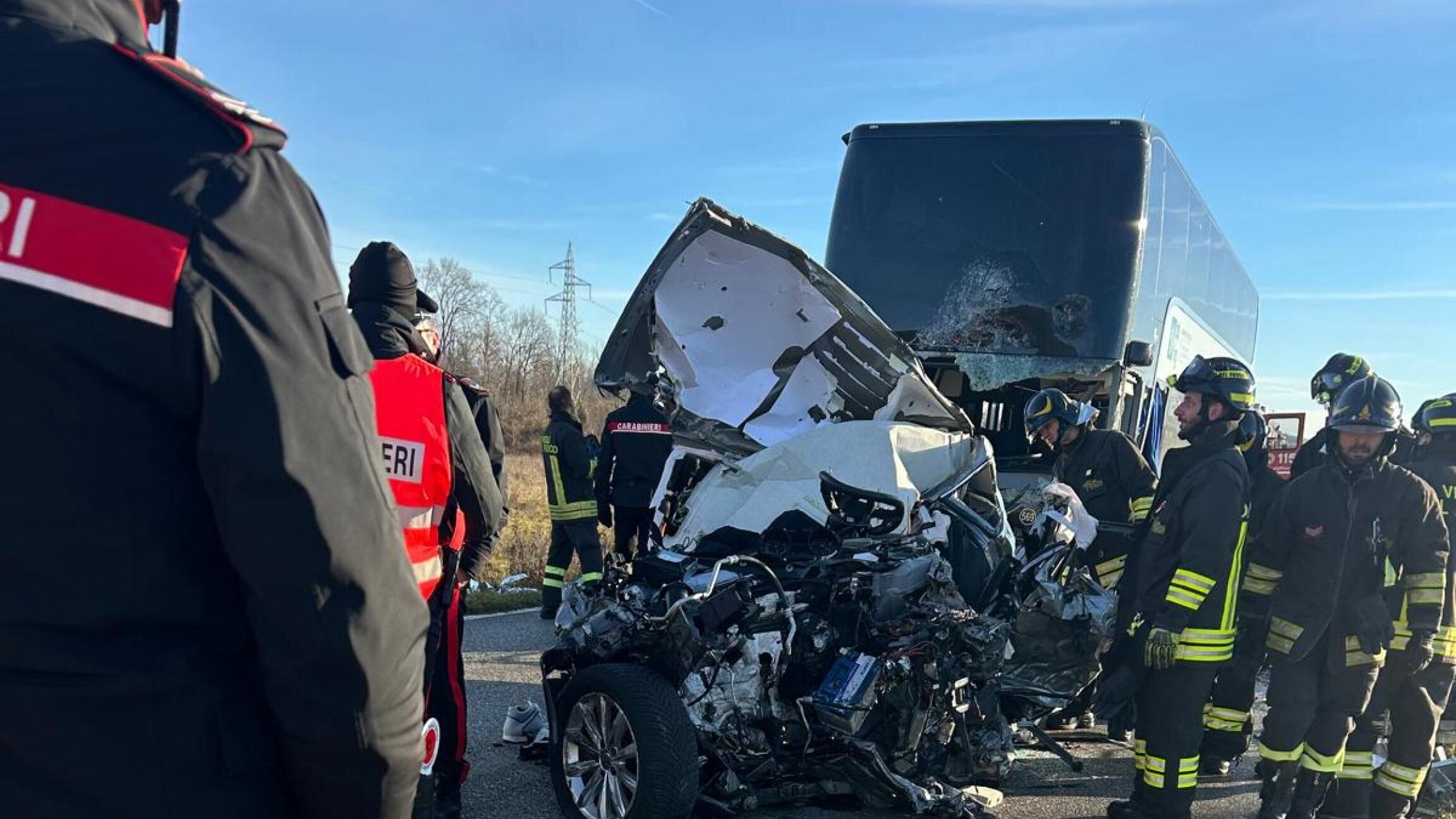 Scontro tra un'auto e una corriera: un morto e alcuni studenti feriti. La vittima aveva la patente sospesa