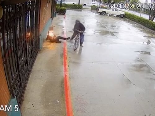 Dà fuoco a un homeless e poi scappa in bicicletta