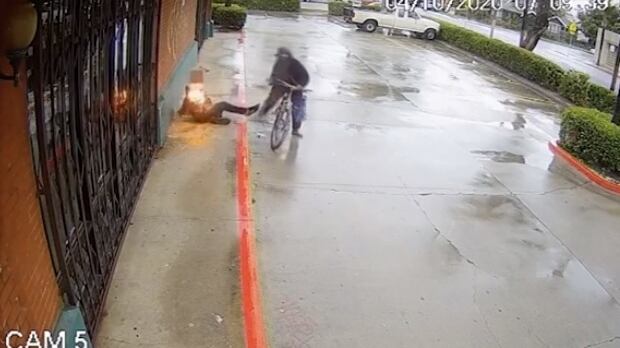 Dà fuoco a un homeless e poi scappa in bicicletta