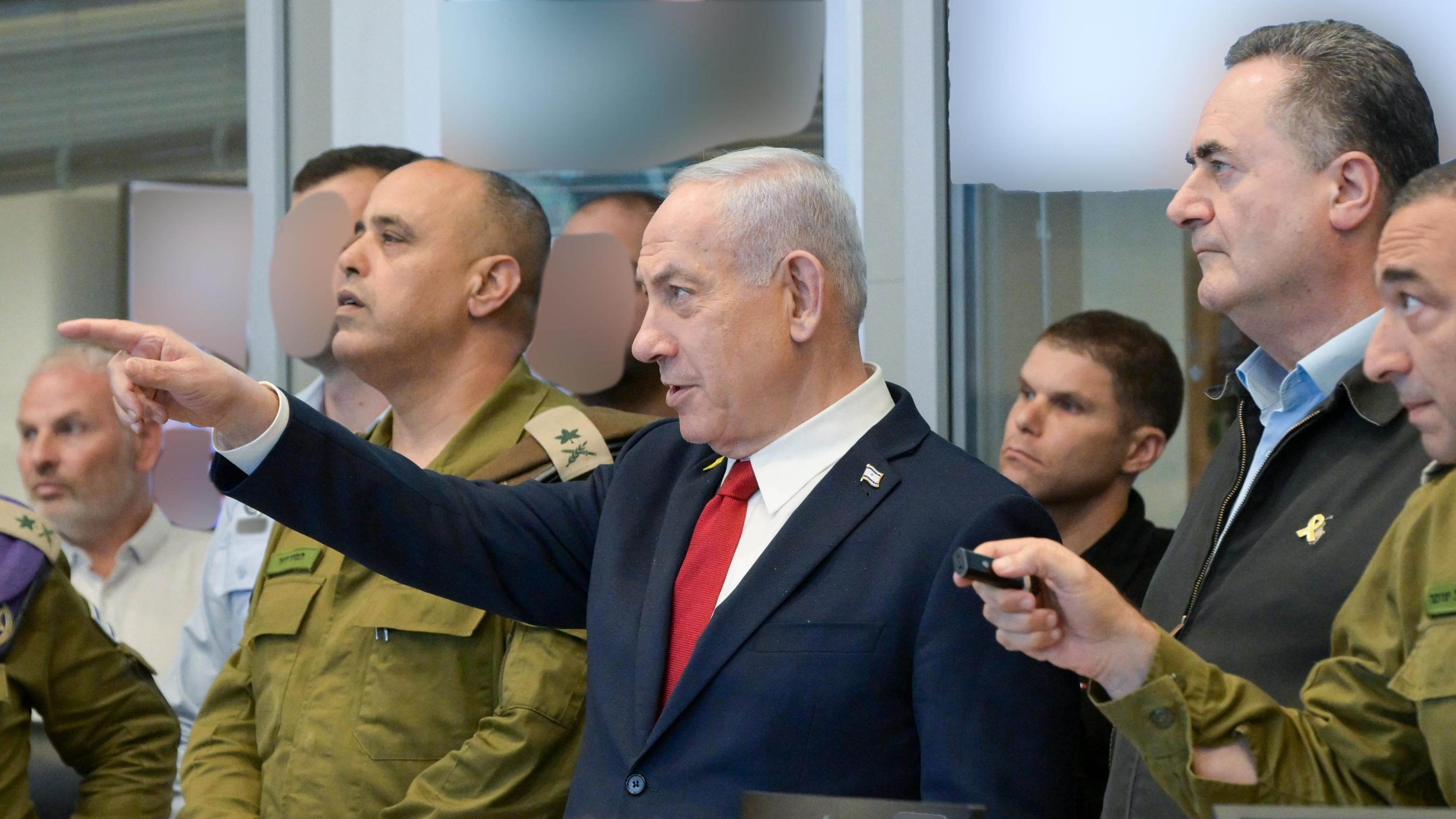 Gaza, mezzo milione in fuga. Israele: "Ora massima forza. In Yemen la nostra bandiera"