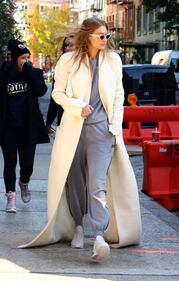 Gigi Hadid nuda sul cavallo 44