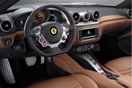 La nuova ruggente Ferrari California T 8